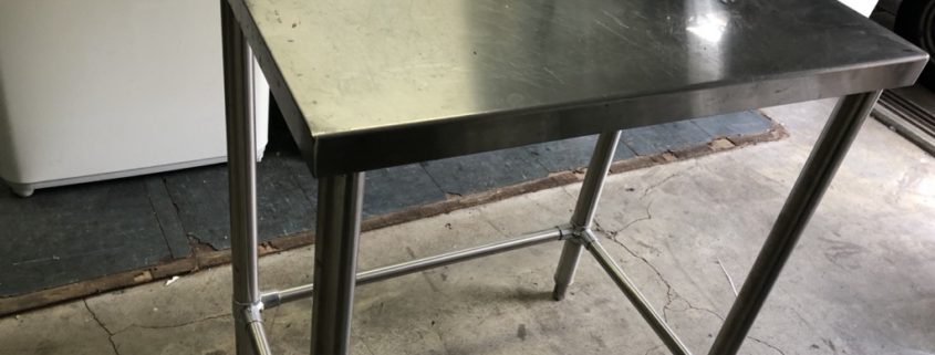 ステンレス製のテーブル