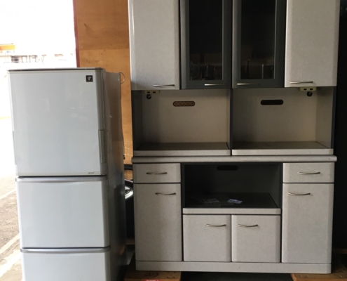 冷蔵庫（シャープ）と食器棚冷蔵庫（シャープ）と食器棚