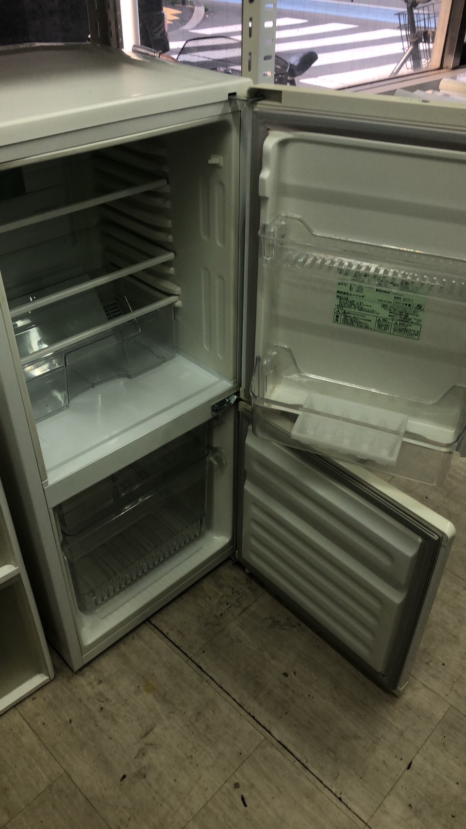 ユーイング製の冷蔵庫（UR-F110F）