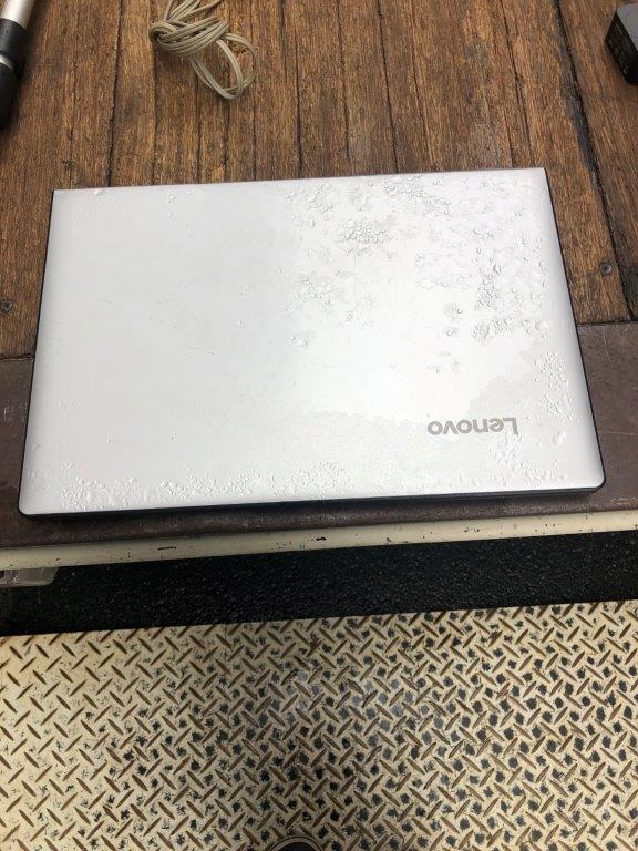 Lenovo製のノートパソコン