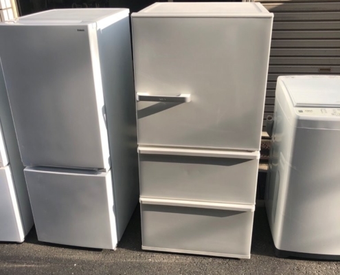 屋外に並べられたアクア製冷蔵庫AQR-SV24HBK（2020年製）の全体外観。スタイリッシュな3段引き出し構造が特徴の省スペースモデル