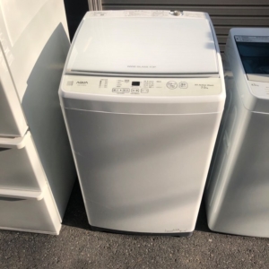 アクア製全自動洗濯機 AQW-S7E9 を正面から撮影した外観。スタイリッシュなホワイトデザイン。