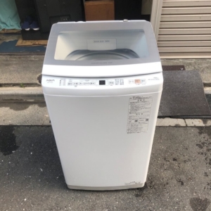 アクア製全自動洗濯機 AQW-P7N（7.0kg）を屋外に設置した状態の正面外観