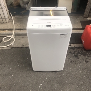 ハイアール洗濯機JW-U45Aの全体外観｜屋外に設置された2023年製のスリムタイプ洗濯機（4.5kg）