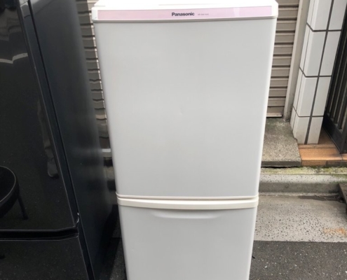 東京都武蔵野市で回収したパナソニック冷蔵庫NR-BW14AAC-W形（2018年製）の正面外観。幅48cmのスリム設計で一人暮らしに最適な138Lモデル