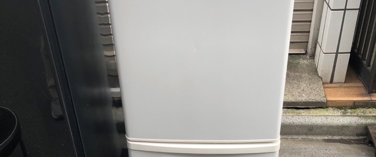 東京都武蔵野市で回収したパナソニック冷蔵庫NR-BW14AAC-W形(2018年製)の正面外観。幅48cmのスリム設計で一人暮らしに最適な138Lモデル