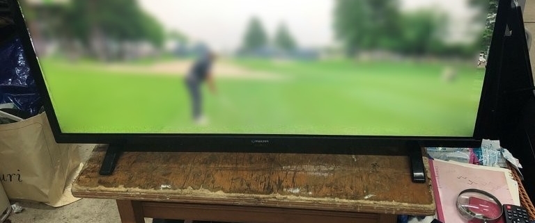 千葉県野田市で回収したマクスゼン 液晶テレビ J32SK03の前面写真。32V型画面に地デジ映像が表示されている状態。