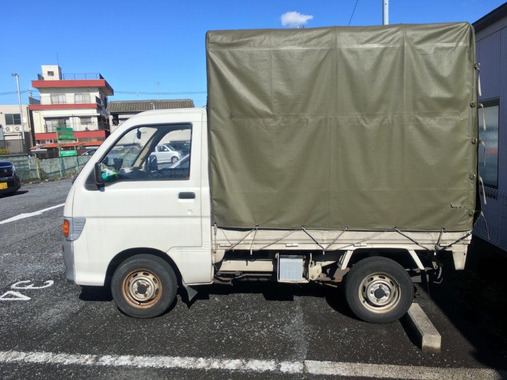 東京リサイクルエースの家電回収用トラック｜洗濯機や冷蔵庫の搬出に対応する幌付き軽トラック