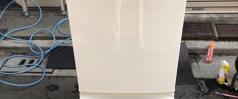 東京都小金井市で回収したシャープ冷蔵庫 SJ-D14C-W｜137Lサイズのホワイト2ドア冷蔵庫 正面外観