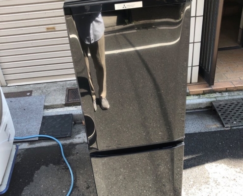 三菱電機 冷蔵庫 MR-P15A-B ブラック 2017年製の外観。鏡面仕上げのシックなデザインで、一人暮らし向けのスリムタイプ冷蔵庫。