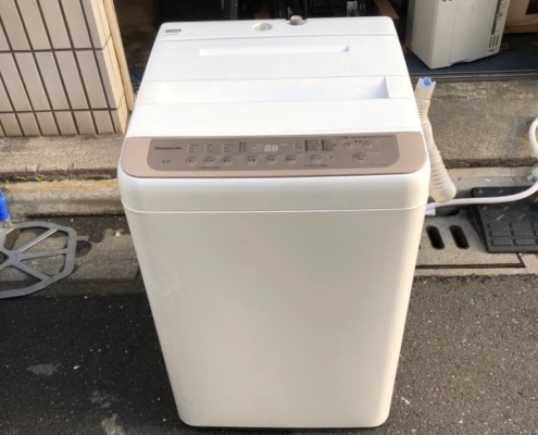 千葉県市川市で回収したパナソニック全自動洗濯機 NA-F60PB15。ホワイトボディが清潔感のある6kgタイプ。屋外設置場所での引き取り前の様子。