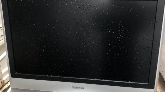 千葉県柏市柏の葉で回収したパナソニック製液晶テレビVIERA TH-32LX60の正面外観