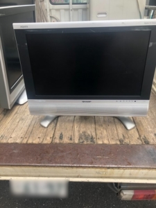 東京都狛江市で回収したシャープ製液晶テレビ AQUOS LC-26AD5 の正面外観。シルバーのスタンド一体型デザインが特徴の日本製モデル