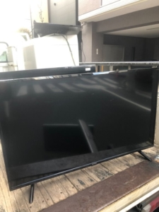 千葉県鎌ケ谷市で回収したアイリスオーヤマ製40型液晶テレビ 40FB10PB の正面写真。フルハイビジョン画面の状態を確認している様子。