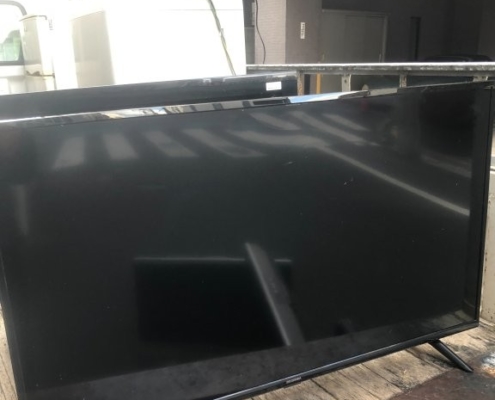 千葉県鎌ケ谷市で回収したアイリスオーヤマ製40型液晶テレビ 40FB10PB の正面写真。フルハイビジョン画面の状態を確認している様子。