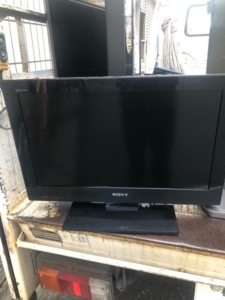 ソニー BRAVIA KDL-22CX400 の正面外観。22V型の液晶テレビで、黒いフレームとスタンドが特徴の小型モデル。