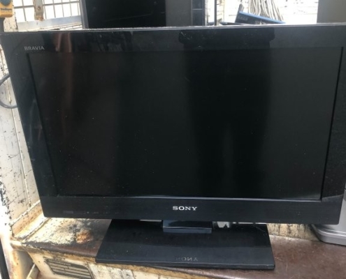 ソニー BRAVIA KDL-22CX400 の正面外観。22V型の液晶テレビで、黒いフレームとスタンドが特徴の小型モデル。