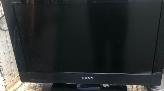 ソニー BRAVIA KDL-22CX400 の正面外観。22V型の液晶テレビで、黒いフレームとスタンドが特徴の小型モデル。