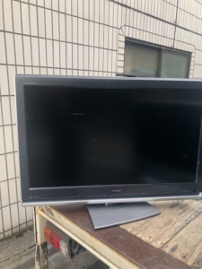 東芝 REGZA 42Z1000 の背面ラベル。型番・製造番号・電源仕様が確認できる液晶テレビの製品情報ステッカー。