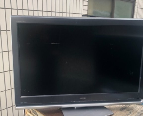 東芝 REGZA 42Z1000 の背面ラベル。型番・製造番号・電源仕様が確認できる液晶テレビの製品情報ステッカー。