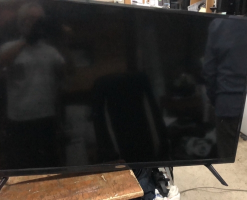 スカイワース製4K液晶テレビの正面写真。画面全体が黒く、前面中央にSkyworthロゴがある大型スマートテレビ