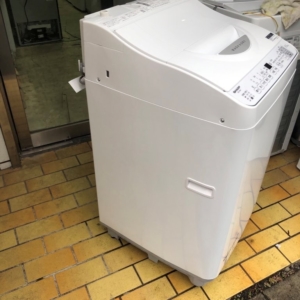 シャープ 洗濯乾燥機 ES-TX6H-W（2024年製）の本体外観。正面から撮影した状態で、外装の傷や汚れが少ない洗濯機