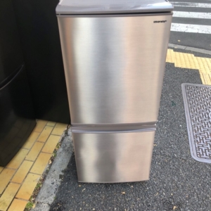 シャープ製2ドア冷蔵庫 SJ-D14E-N 正面外観 シルバー 137L