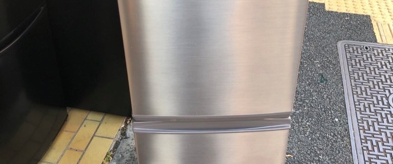 シャープ製2ドア冷蔵庫 SJ-D14E-N 正面外観 シルバー 137L