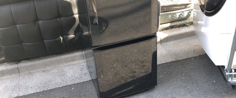 三菱電機 MR-P15D-B ブラックカラーの2ドア冷蔵庫 外観全体