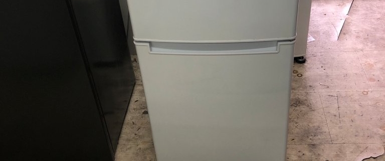 東京都稲城市矢野口の賃貸アパートで回収したハイアール製2ドア冷蔵庫JR-85A（85L・2020年製）の外観