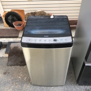 東京都三鷹市大沢の賃貸マンションで回収したハイアール縦型洗濯機JW-XP2C55F（5.5kg・2021年製）の外観