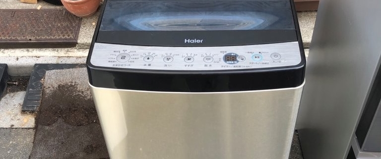 東京都三鷹市大沢の賃貸マンションで回収したハイアール縦型洗濯機JW-XP2C55F(5.5kg・2021年製)の外観
