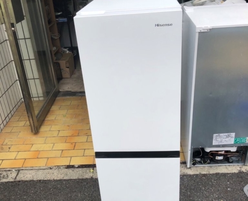東京都狛江市和泉本町で回収したHisense 2ドア冷凍冷蔵庫 HR-D16F（162L・2023年製）の正面外観
