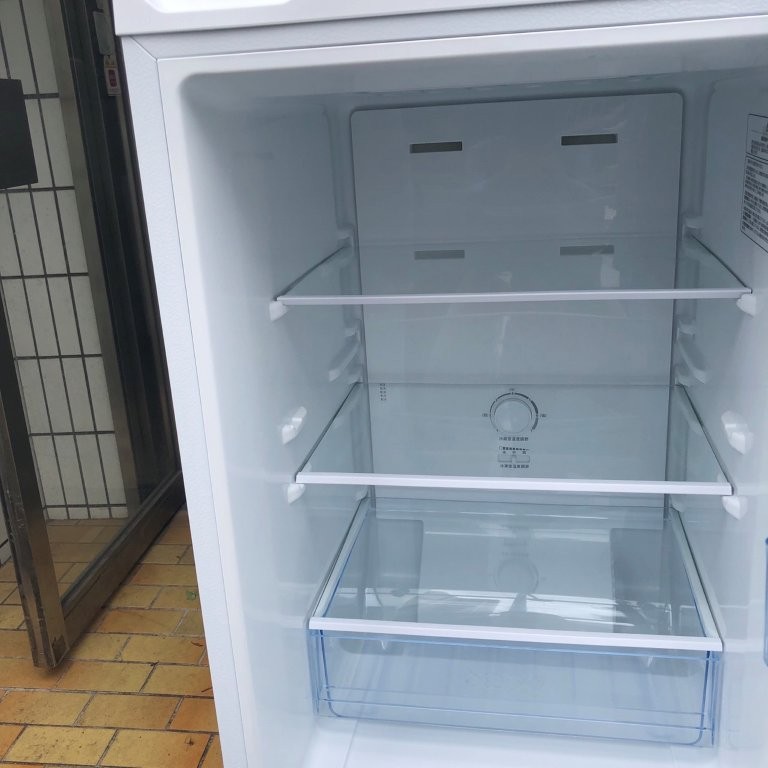 Hisense HR-D16Fの冷蔵室内部とガラス棚の状態
