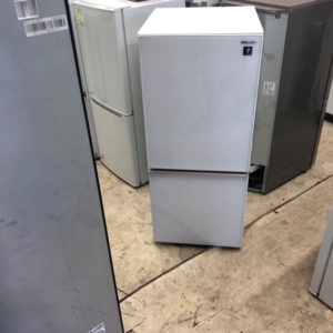 埼玉県三郷市小谷堀で回収したSHARP 2ドア冷蔵庫 SJ-GD14E-W（137L・2019年製）の正面外観