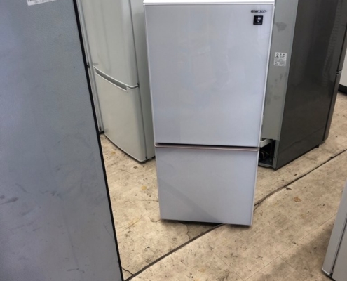 埼玉県三郷市小谷堀で回収したSHARP 2ドア冷蔵庫 SJ-GD14E-W（137L・2019年製）の正面外観
